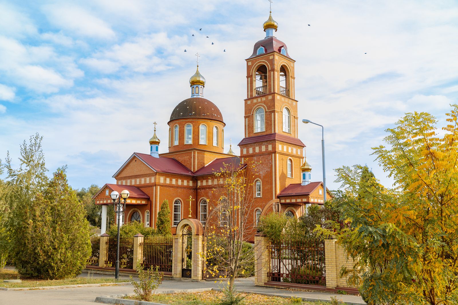 Храм Иверской иконы Божией Матери в селе Грачёвка осенью